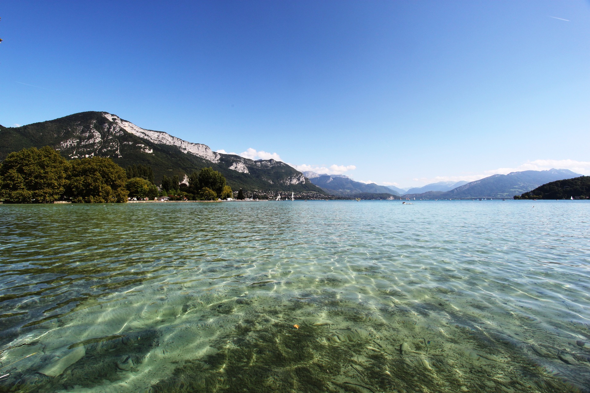 https://www.holalamacrame.fr/wp-content/uploads/2020/03/annecy-lake-1173384_1920.jpg